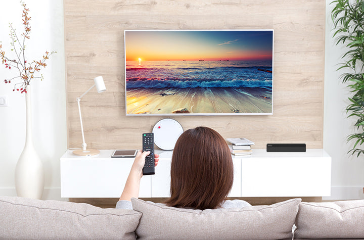 Antena digital interna instalada em sala assistindo TV em alta definicao