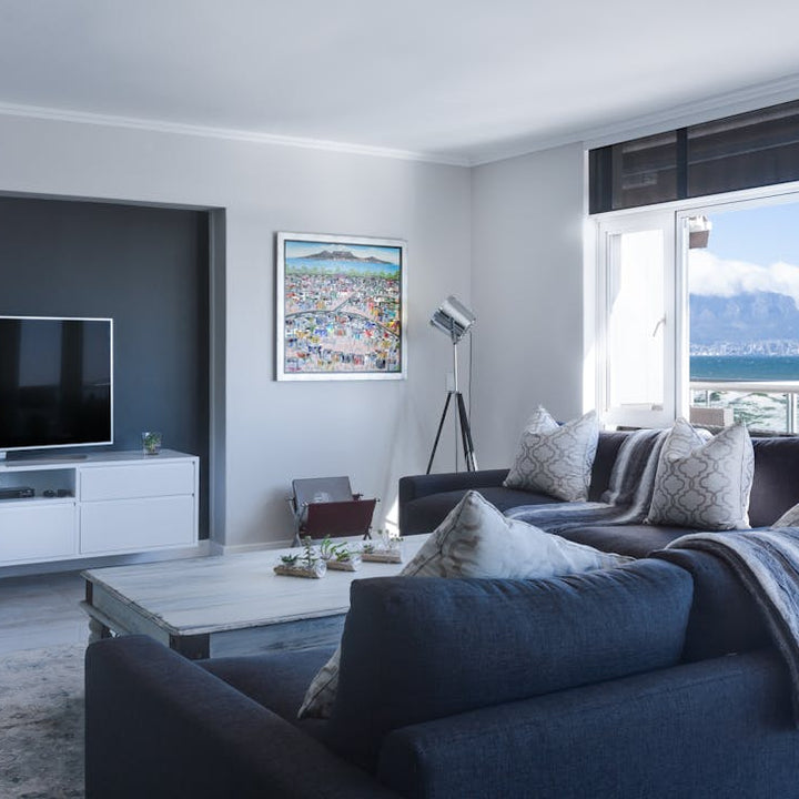 Smart TV moderna desligada em ambiente de sala de estar contemporanea